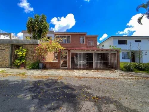 Espaciosa Casa De Dos Plantas En El Cafetal Con Anexo Independiente, Amplios Jardines Y Excelente Vista