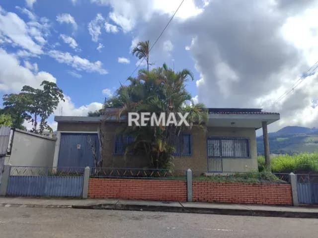SE VENDE CASA EN BARRIO OBRERO