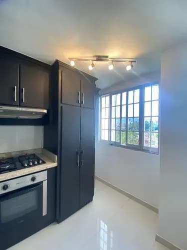 Apartamento En Alquiler Acacias San Cristobal Tachira Cocina Empotrada Con Nevera Campana Y Tope. Closets En Cada Hab. Área De Estudio Y Servicios. Camineros Parque Infantil Área Social Y Piscina.
