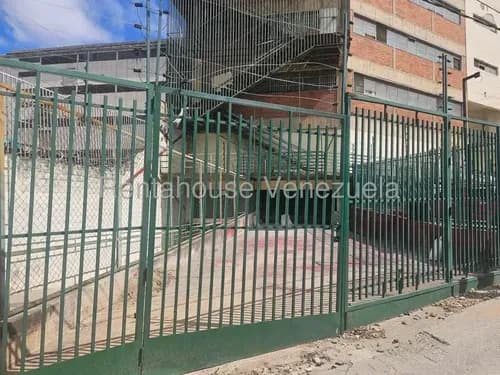 María Pastrán Te Presenta Este Amplio, Cómodo Y Practico Galpón En Venta En La Yaguara Mls# 26-19962 Yf