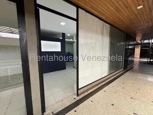 Ana Rodríguez Alquila Hermoso Local, Full Aire Acondicionado, Sala De Espera Con Puerta De Vidrio Para Limitar En Centro De Barquisimeto, Cód. 25-24627