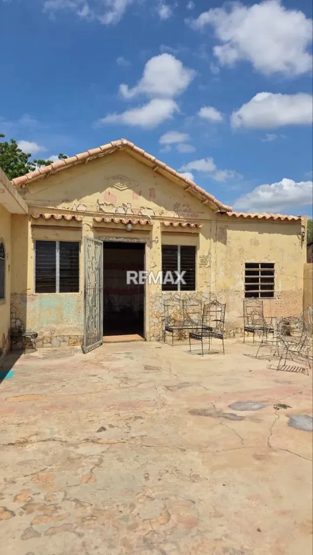 CASA CON LOCALES COMERCIALES EN URBANIZACIÓN LA VICTORIA TERCERA ETAPA ZONA OESTE MARACAIBO