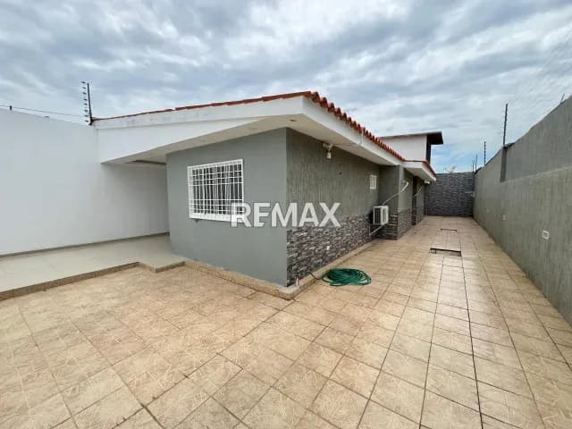 Casa Actualizada en venta en Villa Roraima, Sector El Perú