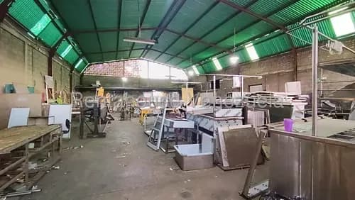 Raíza Suárez Vende 2 5 1 8 0 5 9 Galpón De 417 M2 Con Oficinas, Deposito, Mezzanina, Baños, Portón Con Reja De Seguridad, Electricidad 110 Y 220 Kva Trifásica, Av. Libertador Barquisimeto
