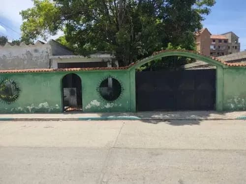 Se Vende Amplia Casa En Tucacas