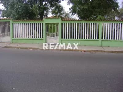 Casa para restaurar en venta en Los Estanques, Maracaibo