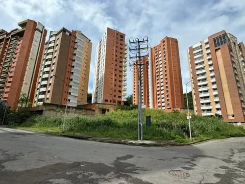 En Venta Terreno Multifamiliar Con Potencial Comercial Ubicado En Esquina, Terreno Plano, Zona Norte De Valencia , Plusvalia Garantizada
