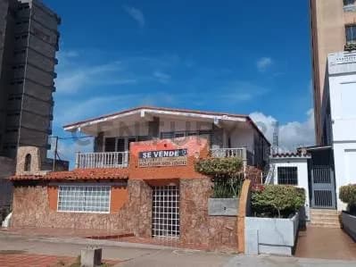 Local comercial en alquiler en la avenida 4 de Mayo.