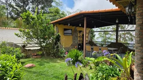 Estupenda Casa En Club De Campo, San Antonio De Los Altos. Hermoso Jardín Con Área De Parrillera, Vista Panorámica. Amplia Y Muy Acogedora 26-5853 Ng