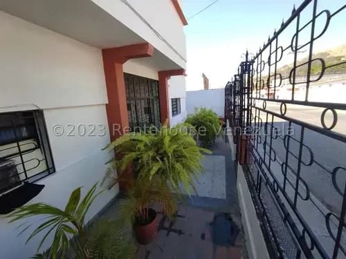 Jip 25-13764. Rent-a-house Vende Propiedad A Pie De Calle De 450 Mts2, De 3 Niveles, Garaje Con Capacidad Para 10 Vehículos. Oportunidad De Inversión. Urb. Bolivar, La Victoria . Aragua