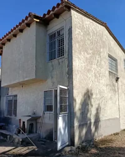 E&o Servicios Inmobiliarios Ofrece Town House En Venta Ubicado En La Urbanización Santa Bárbara, Vía San Casimiro, Sector El Conde, Cúa