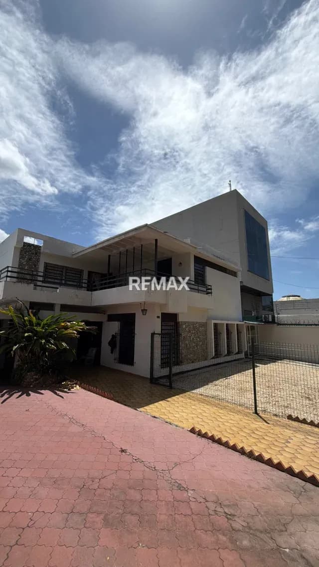 Se Vende Casa COMERCIAL Urb El Viñedo Av Carlos Sanda