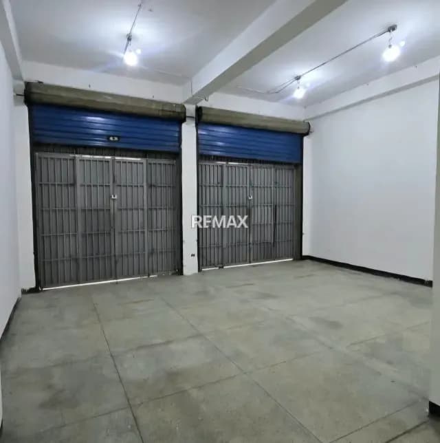 Se Vende amplio Local Comercial a pie de Calle en La Candelaria cerca de la CTV