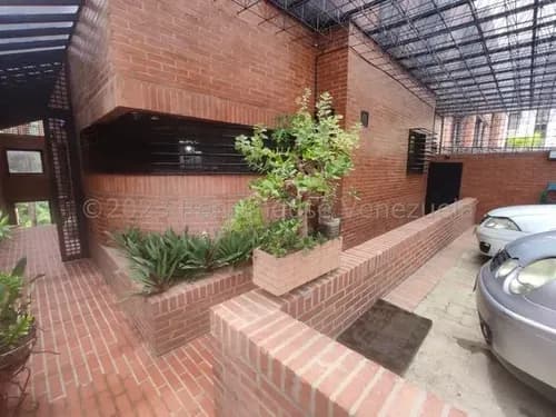 Casa De Múltiples Niveles Con Extensa Area Verdes En Venta. Urb. Colinas Del Tamanaco.