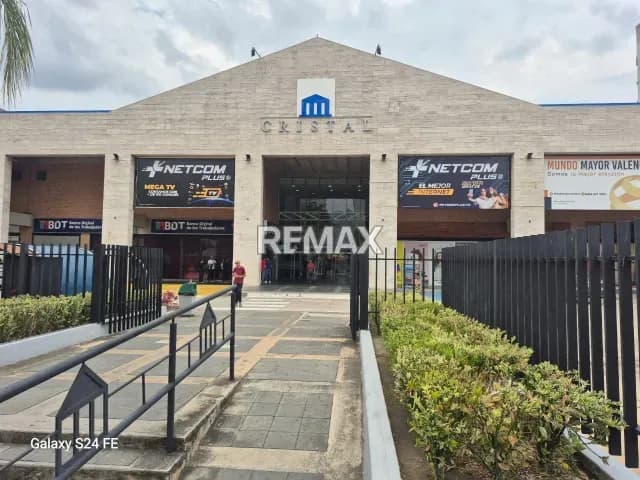EN VENTA LOCAL COMERCIAL EN C.C CRISTAL NAGUANAGUA