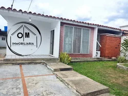 *tu Inmobiliariaomc.a Vende Casa En La Urbanización Los Guayabitos Excelente Oportunidad De Inversión 4 Habitaciones 3 Baños 1 Estacionamiento Para 3 Vehículos Patio Jardín Cocina Urbanización Cerrada