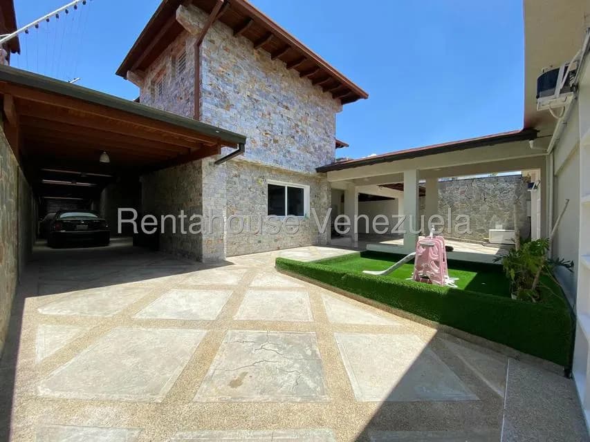 Casa (Multipes Niveles) en Venta en Cumbres de Curumo, Distrito Metropolitano