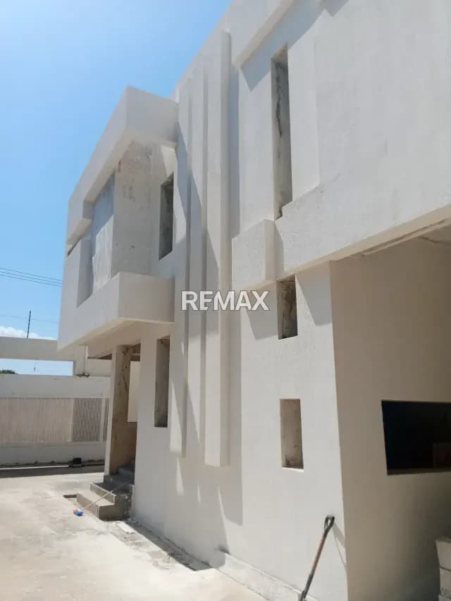 EXCLUSIVA VILLA CONFORMADA POR DOS CASAS EN GRIS 