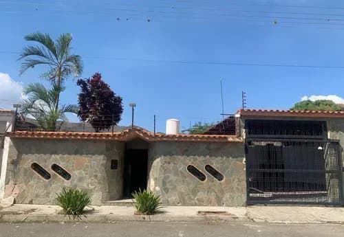 ¡espectacular Casa De Esquina! 4 Hab, 6 Puestos Techados Y Piscina En Urb Loma Linda Guacara Eglis González