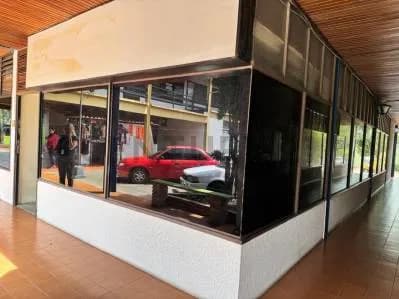 Funcional local comercial semi amoblado con divisiones