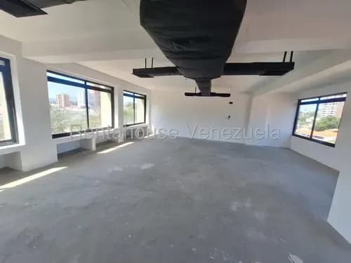 Yolmar Mendoza Vende Potencial Oficina Al Este De Barquisimeto, Cód. 26-12346, Fácil Acceso, Todo Un Lienzo Blanco Para Emprender.