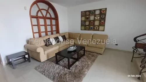 Alquiler De Town House Listo Para Habitar, Consta De 5 Habitaciones 4 Baños, Cocina Empotrada, Area De Faena, Patio. Condominio Cerrado. Con Pozo De Agua Y Planta 100% 24-14589