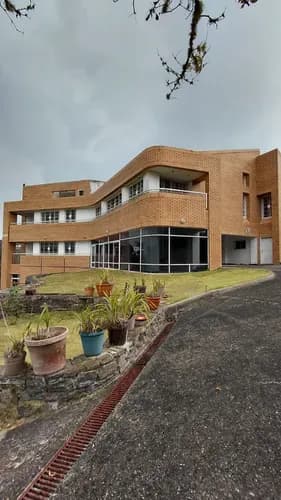 Casa Bifamiliar De 1.500 Mts En Terreno De 4.000 Mts 9 Hab 9 Baños 30 Puestos Agua Propia Tanque De 70.000 Lts Vigilancia Privada 24/7 Jardines Frutales Área Social Con Piscina Parrillera Dctos Al Día