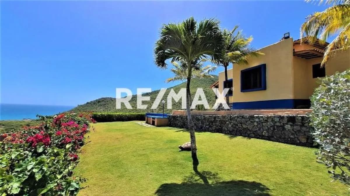 CASA ESTILO CARIBEÑO CON EXTRAORDINARIA VISTA AL MAR Y MONTAÑA LISTA PARA HABITAR, ISLA DE MARGARITA, VENEZUELA