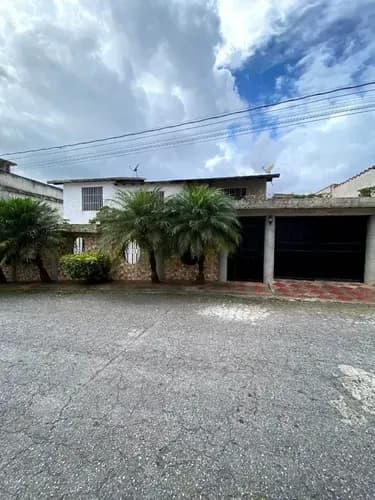 Casa Multifamiliar En Calle Las Piñas Colinas De Carrizal