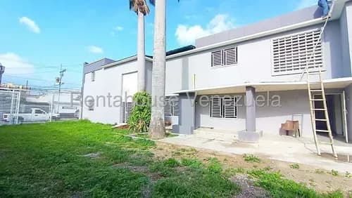 Maritza Lucena Vende Casa Duplex Para Uso Comercial En Centro De Barquisimeto, Tanque Subterráneo, Vista Panorámica, Estacionamiento, Amplios Espacios Para Adaptarlos A Cualquier Actividad.