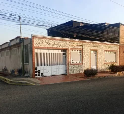 Casa En Venta En Cumbres De Maracaibo Y En Ideal Ubicación Del Oeste De La Ciudad. Para Perfeccionar Y Terminar De Remodelar A Su Gusto. Gl