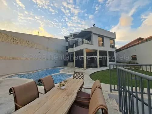 En Venta Casa Hermosa En Altos De Guataparo Valencia, 1500 Mt, Cocina Rossetti, Area De Piscina Con Parrillera, Diana C 25-16249