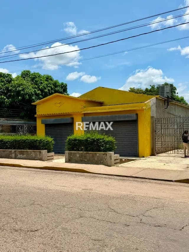 VENDE LOCAL COMERCIAL CALLE SANTA TERESA DE MACHIQUES
