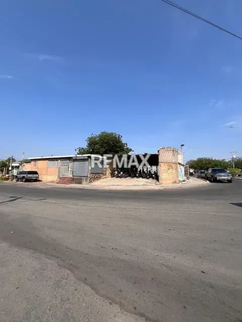 Casa Comercial en Esquina Cuatricentenario