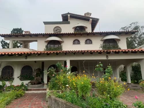 Venta De Hermosa Casa En Urb. Club De Campo San Antonio De Los Altos, 550 Mts2, Amplios Espacios, Confort Y Excelente Ubicacion.