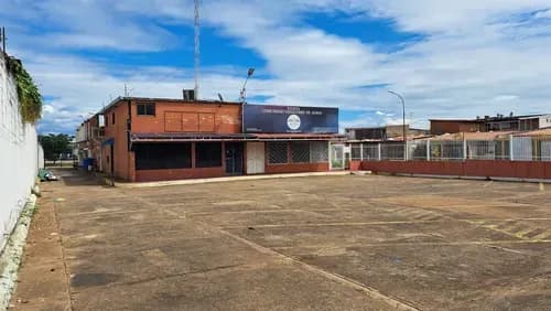 Akropolisgroup Ofrece En Venta Excelente Local Comercial De 2 Niveles Ubicado En La Planta Baja Del Centro Comercial San Carlos En La Urbanización Río Caura. El Local Cuenta Con Aproximadamente 200m2