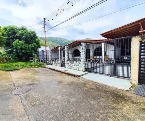 Jip 26-21878. Rentahouse Vende Cómoda Casa De 322.5 Mts2, Jardín, 4 Hab., 2 Salas De Baños, 3 P/e, Patio Techado. En Urb. La Mora Ii, La Victoria.