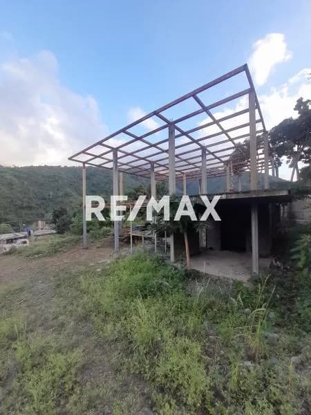 PARCELA CON ESTRUCTURA EN VENTA