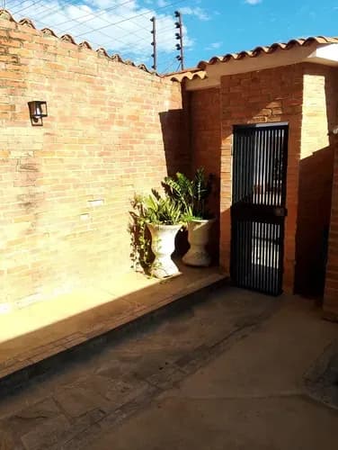 Jhonny Vende Casa 200 M2 Quintas Del Norte Naguanagua Tanque De 14000 Litros Cm