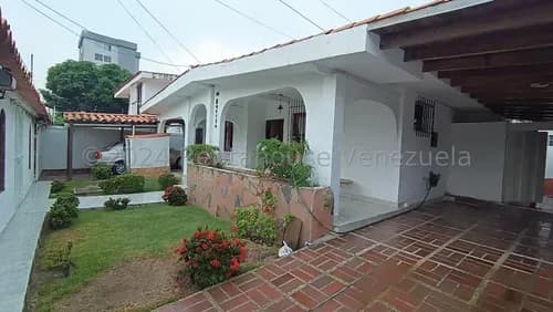 Casa En Venta Al Este, Una Sola Planta, Con Patio, Parrillera, Carlina M. Vende
