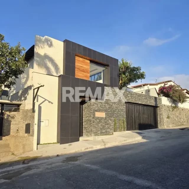 Quinta Deluxe en Venta. Calle Exclusiva. Urb. San Luis, El Cafetal.
