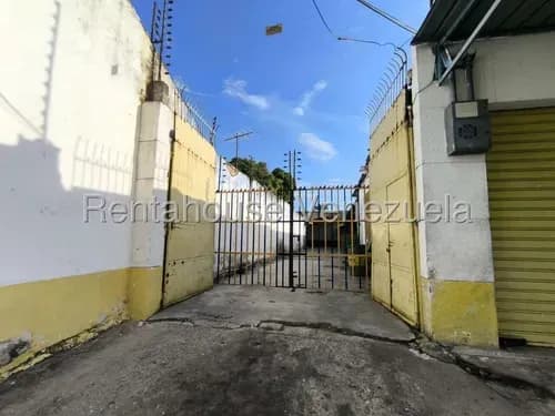En Venta Galpon En Ubicacion Privilegiada Con Dos Locales Comerciales Con Baño En San Blas (#25-10306) Todas Las Areas Listas Para Iniciar A Trabajar. Contactanos Hoy Mismo