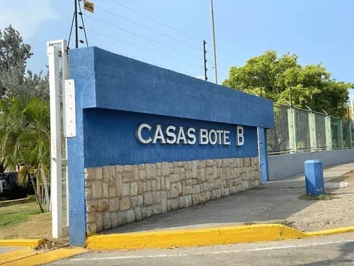 Casa Bote Con Piscina Ubicada En El Sector B