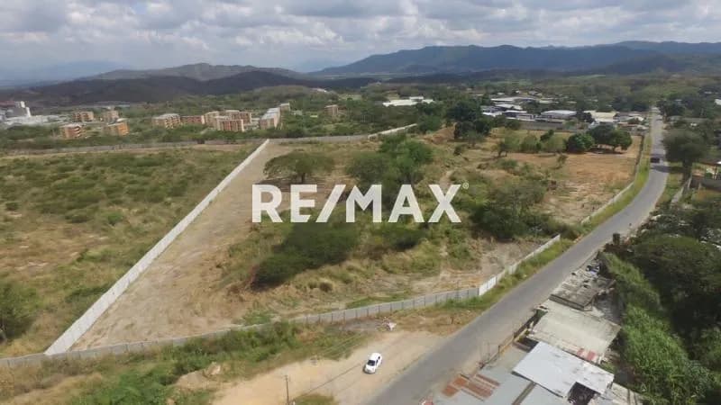 En Venta Amplio Lote de Terreno Ubicado en La Avenida Intercomunal sector La Campiña Cabudare