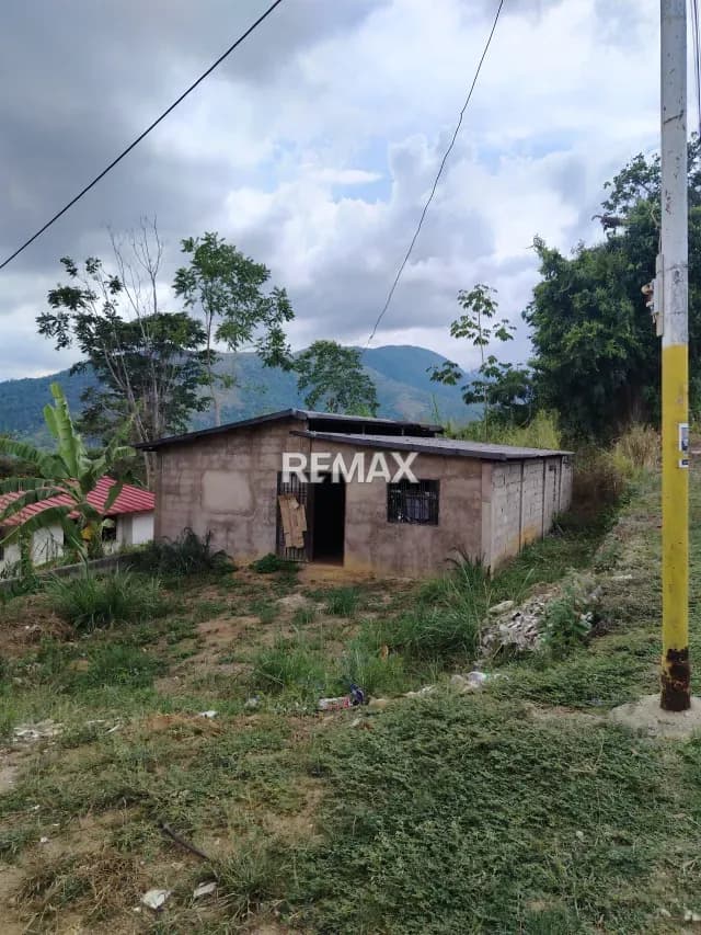 En venta terreno con Casa en obra Gris en la Mata Municipio Escuque