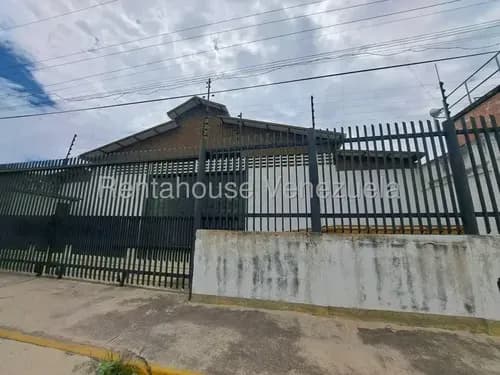 Imponente Galpon, Ubicado En Una Zona Estrategica De Guacara, Con Facil Acceso Para Vehiculos Pesados. De Gran Tamaño Que Cuenta Con 4 Oficinas, 2 Cuartos, 1 Deposito, Sistema De Seguridad,