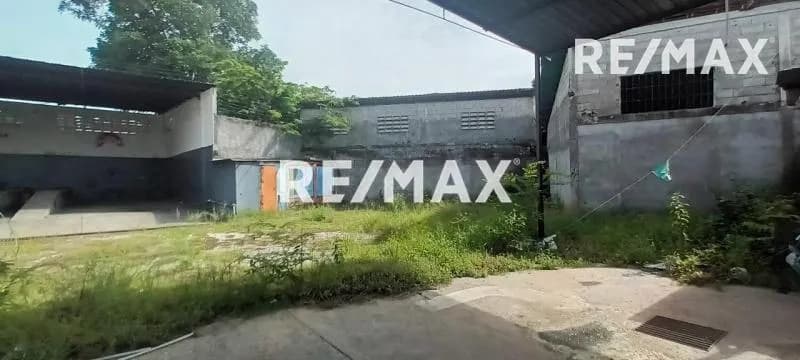 VENDO TERRENO CON AUTOLAVADO Y TIENDA CENTRICO