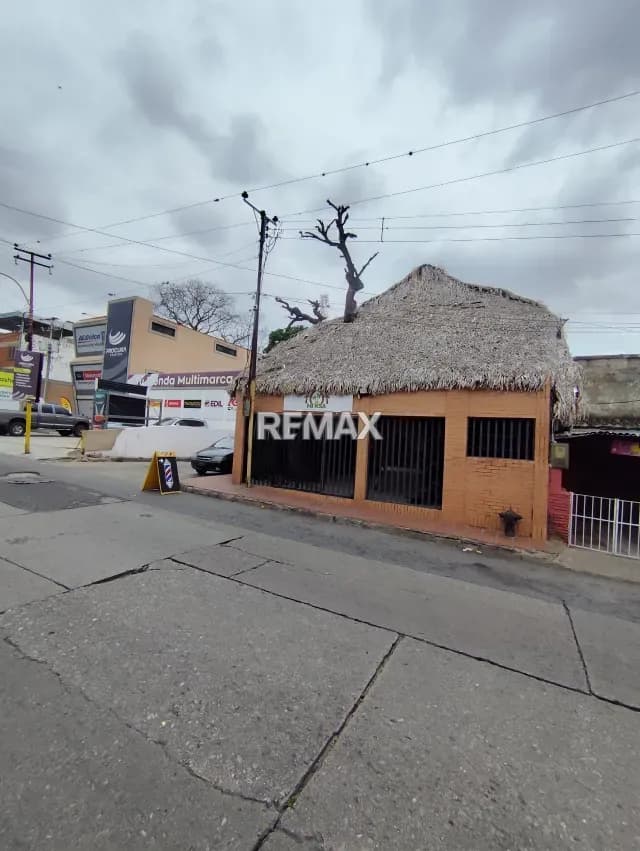 Venta de terreno con locales comerciales en los Colorados