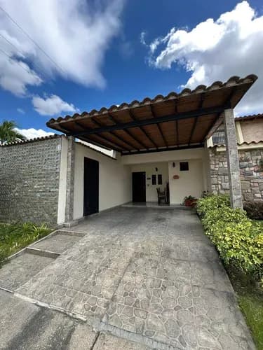 Townhouse En San Diego. Ubicación Privilegiada Con Fácil Acceso. Servicios Básicos Al Día. Rg.