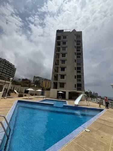 Apartamento Playa Grande, Amplio, Con Hermosa Vista Al Mar, Amoblado, Aire Central Nuevo, Consta De 2 Habitaciones , 2 Baños, Estacionamiento, Maletero.